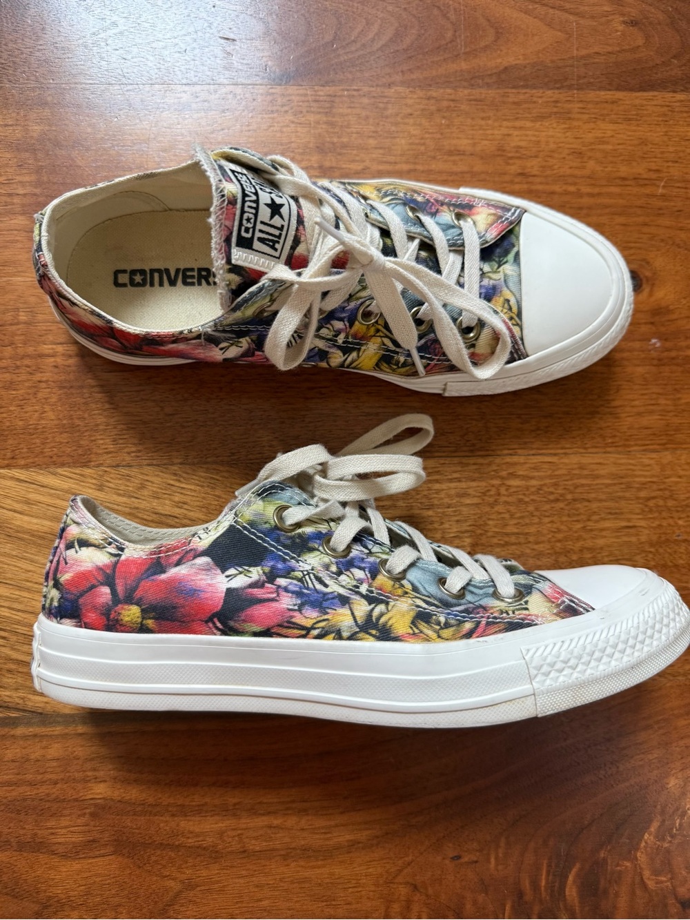 Chuck Taylor Converse Low Top Floral Sneaker Size 6